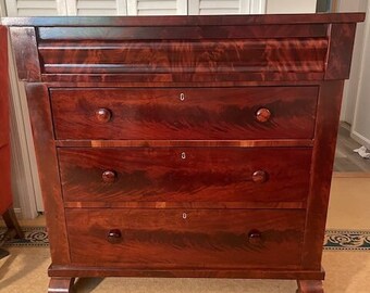 Cómoda Imperio Americano de Caoba Roja Antebellum, Restaurada y Reacabada