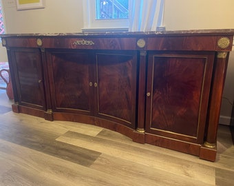 Enorme y elegante buffet/servidor de caoba con tapa de mármol neoclásico (¿francés?)