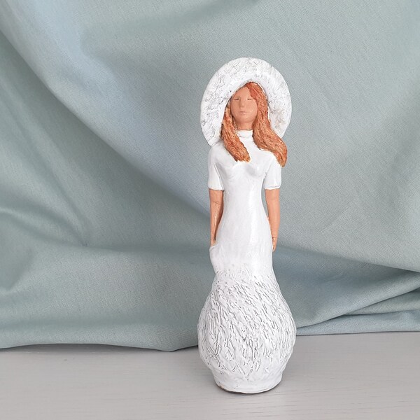 sculpture céramique femme debout au chapeau robe blanche