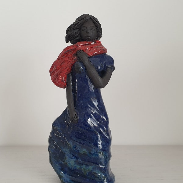 sculpture céramique femme debout robe bleue