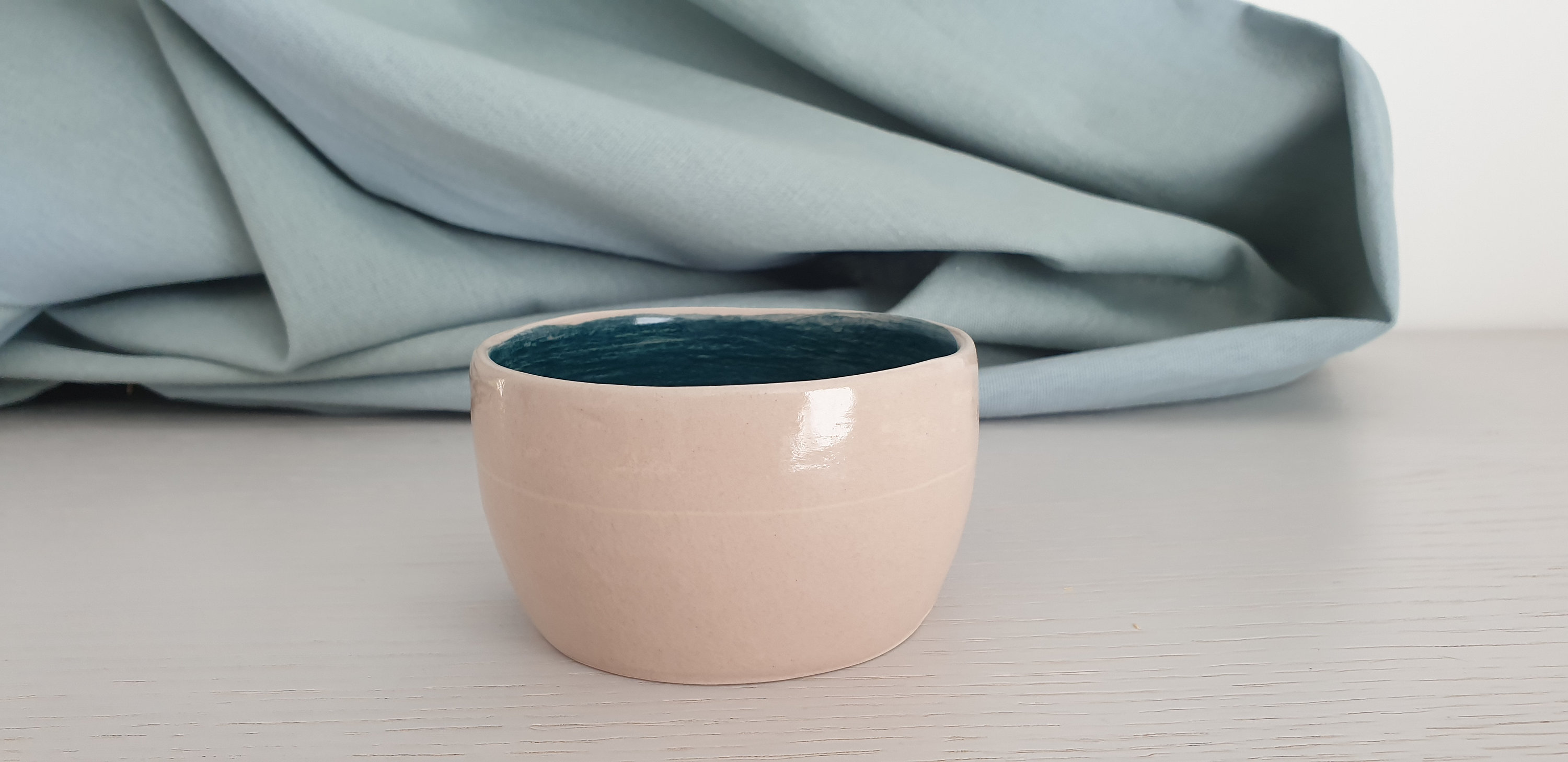 vaso in ceramica esterno beige, interno blu-verde