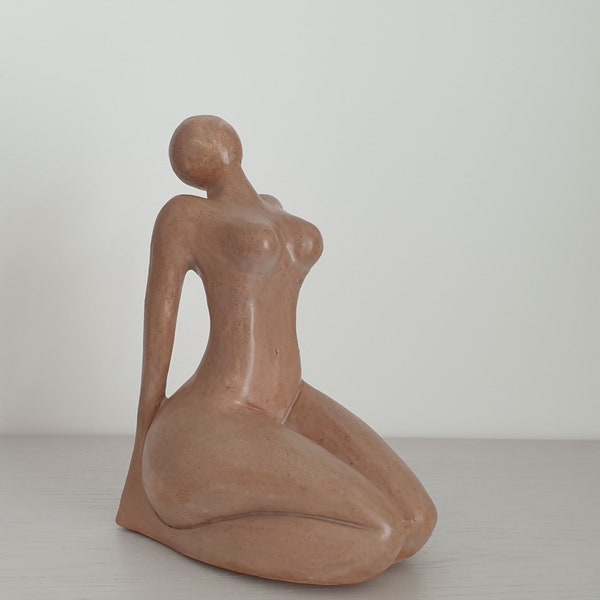 sculpture céramique femme assise terre rosée