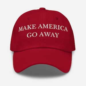 Könnte beinhalten: Rote Baseballkappe mit weiß gesticktem Text, der "Make America Go Away" lautet.