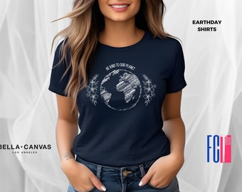 Puede incluir: Una camiseta azul marino con un gráfico blanco de la Tierra y el texto "Be Kind to Our Planet".