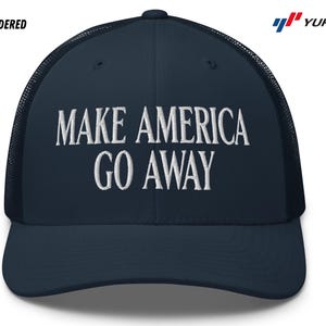 Puede incluir: Una gorra de camionero azul marino con una malla blanca en la parte posterior. La gorra tiene un texto blanco bordado que dice "Make America Go Away".