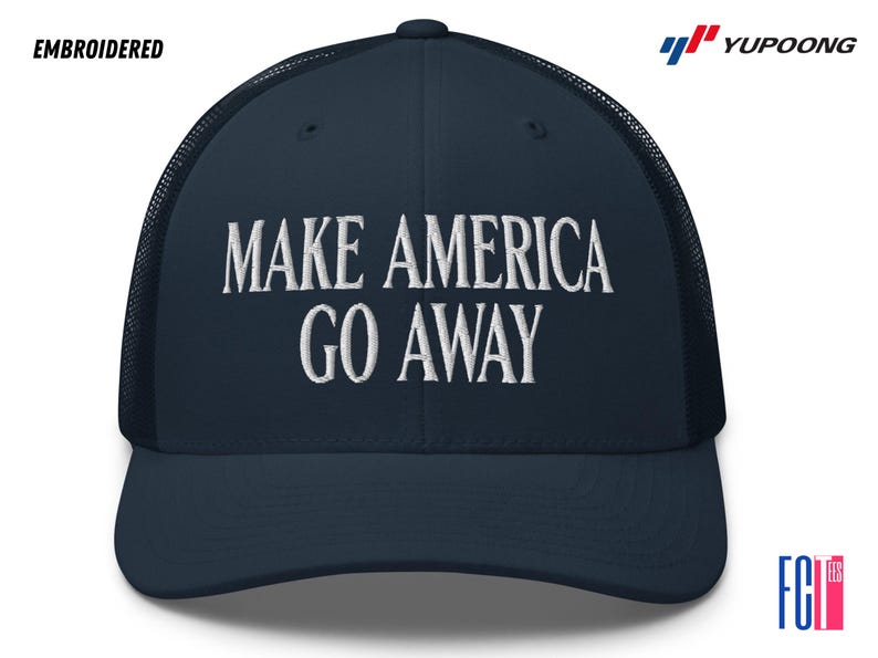 Puede incluir: Una gorra de camionero azul marino con una malla blanca en la parte posterior. La gorra tiene un texto blanco bordado que dice "Make America Go Away".