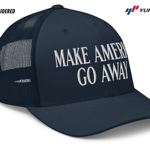 Puede incluir: Una gorra de camionero azul marino con una malla blanca en la parte posterior. La gorra tiene un texto bordado en blanco que dice "MAKE AMERICA GO AWAY".