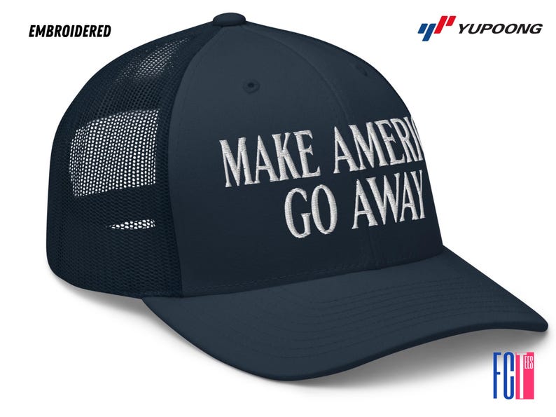 Puede incluir: Una gorra de camionero azul marino con una malla blanca en la parte posterior. La gorra tiene un texto bordado en blanco que dice "MAKE AMERICA GO AWAY".