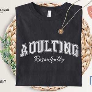 Maglietta &quot;Adulting Resentfully&quot;: maglietta unisex in stile universitario sarcastico