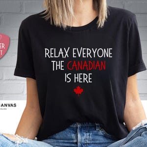Kanada Shirt, jeder entspannt sich der Kanadier ist hier Shirt - Kanada Tag Shirt, kanadisches Shirt, Vaterländisches Shirt, Premium-Männer Frau Unisex Shirt