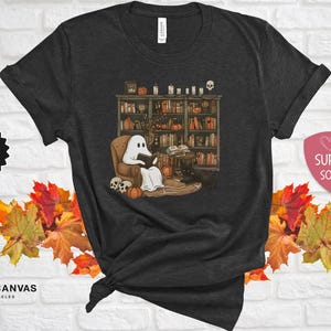 Retro Geister-Lese-Hemd, Bibliothekar-Halloween-Lehrer-Geschenk Dark Grey Heather