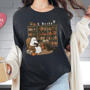 Retro Geister-Lese-Hemd, Bibliothekar-Halloween-Lehrer-Geschenk Dark Grey