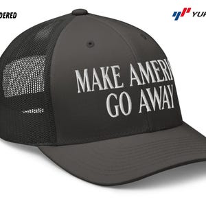 Puede incluir: Una gorra de camionero negra y gris con un mensaje bordado en blanco que dice "Make America Go Away".