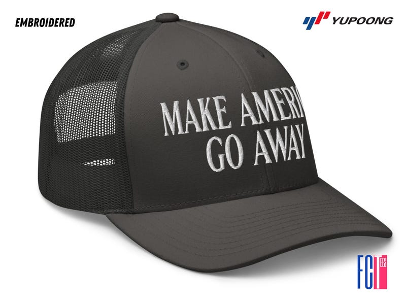 Puede incluir: Una gorra de camionero negra y gris con un mensaje bordado en blanco que dice "Make America Go Away".