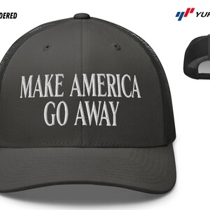 Puede incluir: Una gorra de camionero negra y gris con un mensaje bordado en blanco que dice "Make America Go Away".