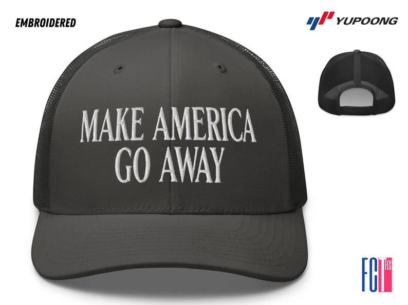 Puede incluir: Una gorra de camionero negra y gris con un mensaje bordado en blanco que dice "Make America Go Away".