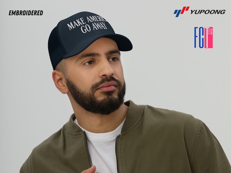 Puede incluir: Una gorra de camionero azul marino con una malla blanca en la parte posterior. La gorra tiene un texto bordado en blanco que dice "MAKE AMERICA GO AWAY".