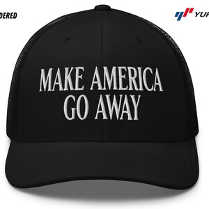 Puede incluir: Gorra de camionero negra con texto bordado en blanco que dice "MAKE AMERICA GO AWAY".