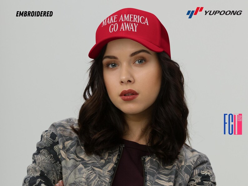 Puede incluir: Una gorra de b&eacute;isbol roja con el texto "MAKE AMERICA GO AWAY" bordado en blanco. La gorra la lleva puesta una persona con el pelo largo y oscuro.