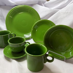 Fiestaware Shamrock Green Plates and Cups – Vintage Tableware