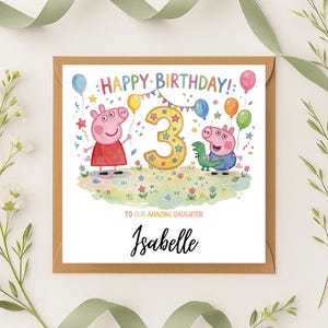 Pode incluir: Um cartão de aniversário quadrado com uma ilustração em aguarela da Peppa Pig e do George Pig, um número 3 grande amarelo, balões coloridos e confetes. O texto diz HAPPY BIRTHDAY! TO OUR AMAZING DAUGHTER e o nome Isabelle.