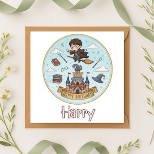 Può includere: Un biglietto di auguri quadrato con bordo marrone presenta un'illustrazione circolare di un ragazzo su una scopa, un castello e le parole "Happy Birthday!" e "Harry". Lo sfondo è azzurro con stelle e altri elementi magici.