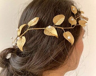 Gold leaf hair pins set. Bridal hair piece. Gold leaf vine with pearls. Gold tiara with leaf headband for boho wedding. Flower hair pins