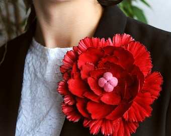 Grande broche fleurie. Broche pivoine rouge. Fleur de pivoine fantaisie sur une épingle. Broche florale de créateur Pivoine. Grande fleur faite main. Épinglette fleurie.