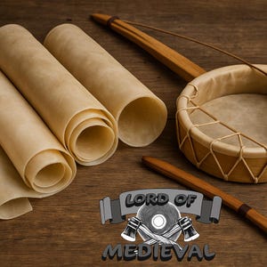 Op de afbeelding: Een verzameling middeleeuwse items, waaronder opgerold perkament, een kleine trommel en een houten boog. De items zijn gerangschikt op een houten oppervlak. De afbeelding bevat de tekst "LORD OF MEDIEVAL".