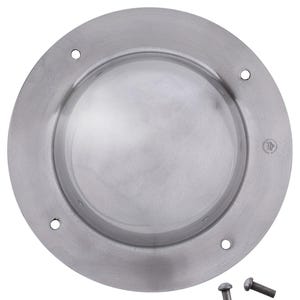 Op de afbeelding: Een cirkelvormige, geborstelde metalen plaat met een verzonken midden en vier gelijkmatig verdeelde gaten. Verschillende kleine, cilindrische klinknagels liggen in de buurt verspreid. De plaat heeft een eenvoudig, industrieel ontwerp.