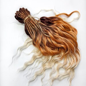 Fiery ombre curls Burgundy to blonde synthetic crochet dreads with loose curly Amber combed waves Ombré fox style wavy dreadlocks extensions