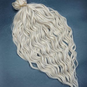 White blonde brushable curly dreads Ash blonde wavy crochet dreads Brushed synthetic loose wave extensions Synthetic curly blonde dreadlocks
