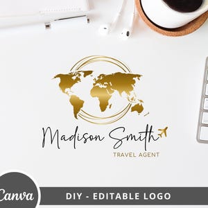 Może przedstawiać: Złote logo mapy świata z okręgiem wokół i małą ikoną samolotu. Tekst "Madison Smith Travel Agent" znajduje się pod mapą.