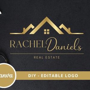 Op de afbeelding: Gouden logo ontwerp voor een vastgoedbedrijf genaamd "Rachel Daniels Real Estate". Het logo toont een gestileerd huis met een dak en ramen.