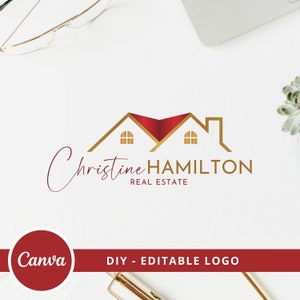 Può includere: Un logo immobiliare dorato e rosso con il testo "Christine HAMILTON REAL ESTATE". Il logo presenta due case stilizzate con tetti rossi.