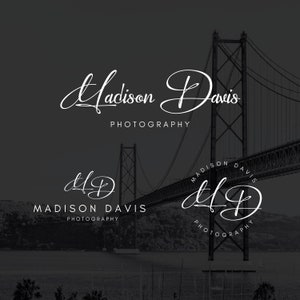 Puede incluir: Un logotipo de texto blanco con el nombre "Madison Davis Photography" en una fuente cursiva. El logotipo se muestra sobre un fondo negro con un puente en el fondo.