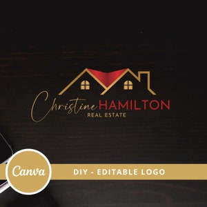 Könnte beinhalten: Ein goldenes und rotes Immobilienlogo mit dem Text "Christine HAMILTON REAL ESTATE". Das Logo zeigt zwei stilisierte Häuser mit einem roten Dach.