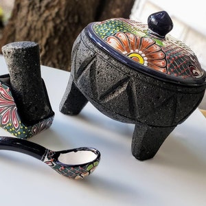 Mortaio artigianale in pietra vulcanica Molcajete con coperchio Talavera blu – Autentico mortaio messicano con cucchiaio e pestello
