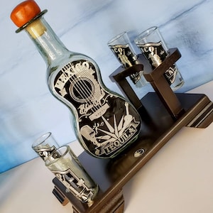 Botella guitarra con vasos de chupito de vidrio de colección 4 shot hechos a mano soplados artesanalmente base madera