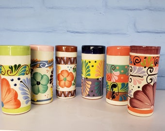 Puede incluir: Seis tazas de cerámica coloridas con diseños florales. Las tazas están pintadas a mano con colores brillantes y patrones intrincados. Son perfectas para agregar un toque de estilo mexicano a tu hogar.