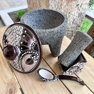 Mortaio artigianale in pietra vulcanica Molcajete con coperchio Talavera blu – Autentico mortaio messicano con cucchiaio e pestello, marrone e bianco
