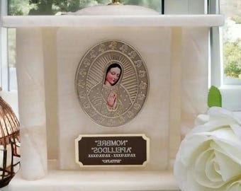 Virgen de Guadalupe marmorurna • 19 cm (7,6 tum) vuxenurna • Tillverkad i Mexiko • Katolskt minnesmärke, religiöst minnesmärke
