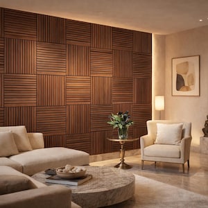 Puede incluir: Un salón moderno con un sofá seccional, un sillón y una mesa de centro redonda. El punto focal es una pared con un diseño geométrico de paneles de madera. La habitación está iluminada con una iluminación cálida, creando un ambiente acogedor.