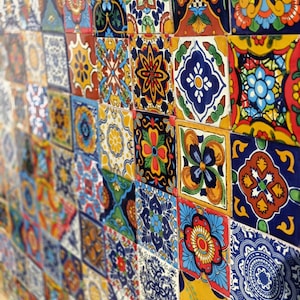 Puede incluir: Un conjunto de baldosas cerámicas cuadradas con intrincados diseños florales y geométricos. Las baldosas presentan una variedad de colores, incluyendo azul, amarillo, rojo y verde. El diseño recuerda a los azulejos tradicionales mexicanos o españoles.