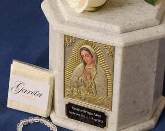 Marmorurna av Jungfrun av Guadalupe • 21 cm (8,3 tum) urna för vuxna • Tillverkad i Mexiko • Katolskt minnesmärke, urnor för mänsklig aska