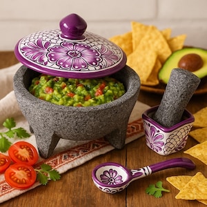 Talavera Molcajete mit Deckel und Stößel – handgefertigter mexikanischer Steinmörser für Guacamole, lila florales Talavera-Küchendekor