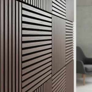 Puede incluir: Primer plano de un panel de pared de madera con un diseño geométrico. El panel está hecho de madera marrón oscuro y presenta una variedad de patrones, incluyendo líneas horizontales y verticales, creando una superficie texturizada. El diseño es moderno y minimalista.