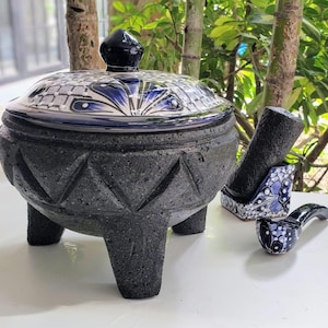 Mortaio artigianale in pietra vulcanica Molcajete con coperchio Talavera blu – Autentico mortaio messicano con cucchiaio e pestello