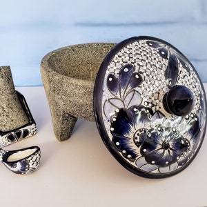Molcajete artigianale in pietra vulcanica da 8 pollici con coperchio originale Talavera, cucchiaio e accessori