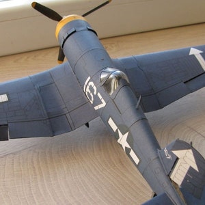 PaperCraft-kit Corsair vliegtuig 3D-bouwpakket voor papier Pdf plannen om af te drukken knippen en lijmen DIY knutselpapier sjabloon hobby puzzeldecor